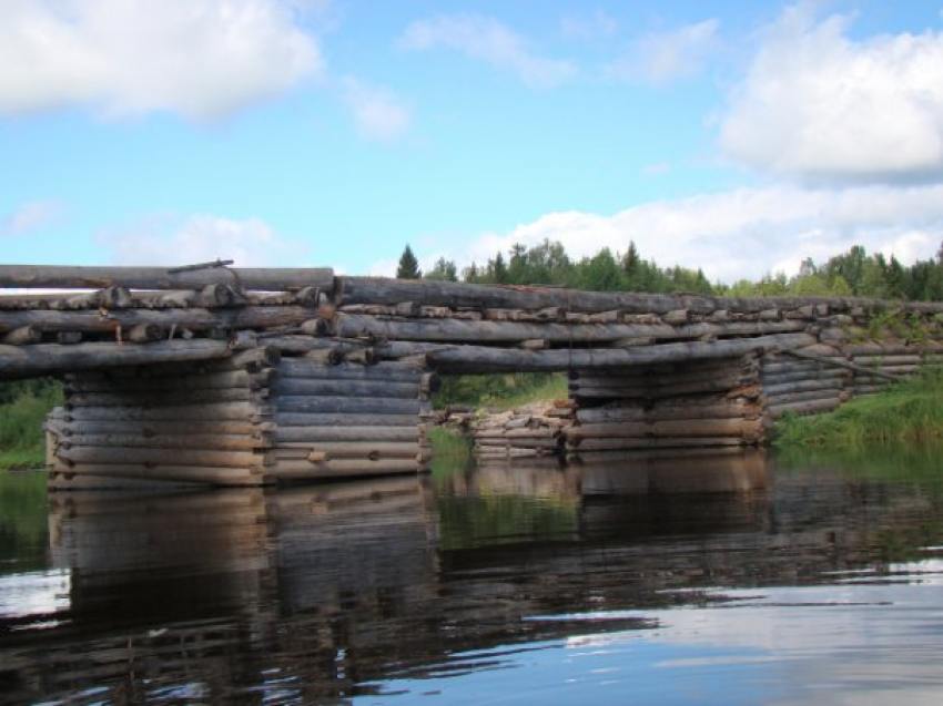 В Архангельской области лесовоз съехал с моста и упал в реку